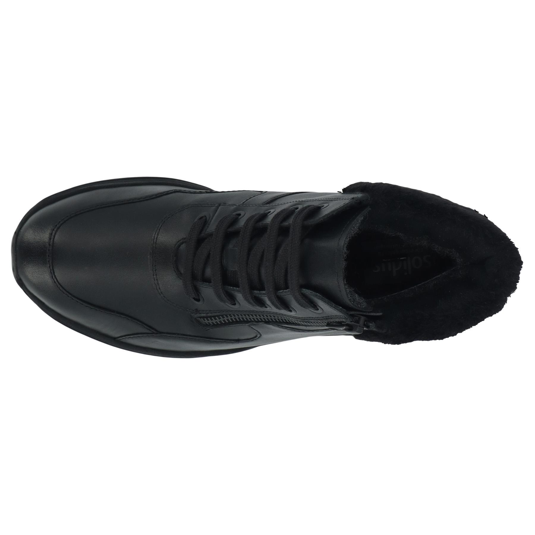 schwarze stiefel draufsicht