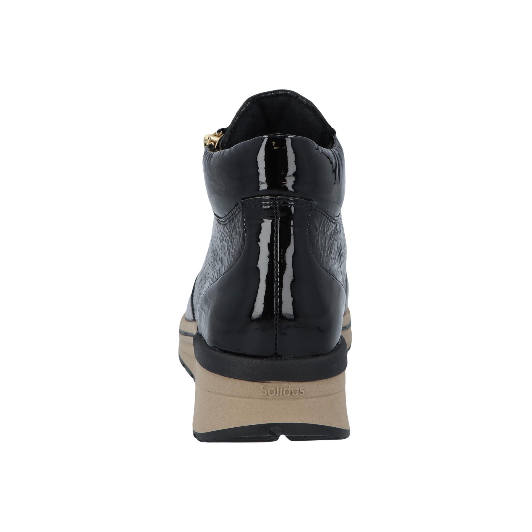 schwarze stiefel hinteransicht