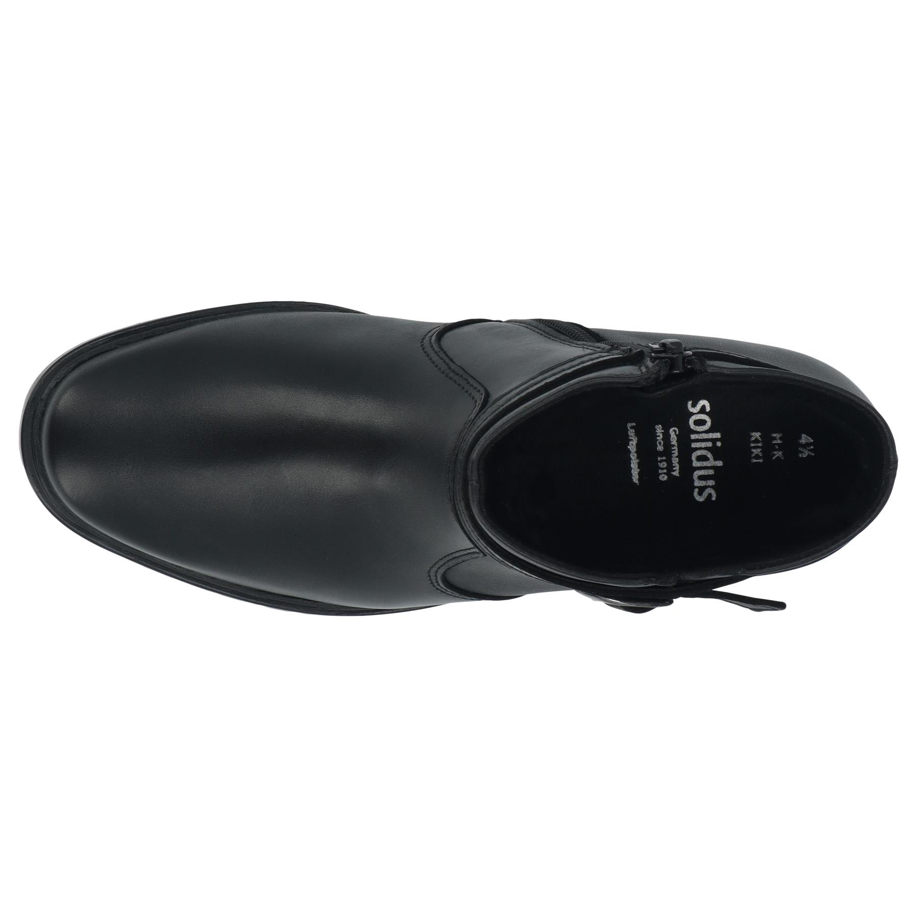 schwarze stiefel draufsicht