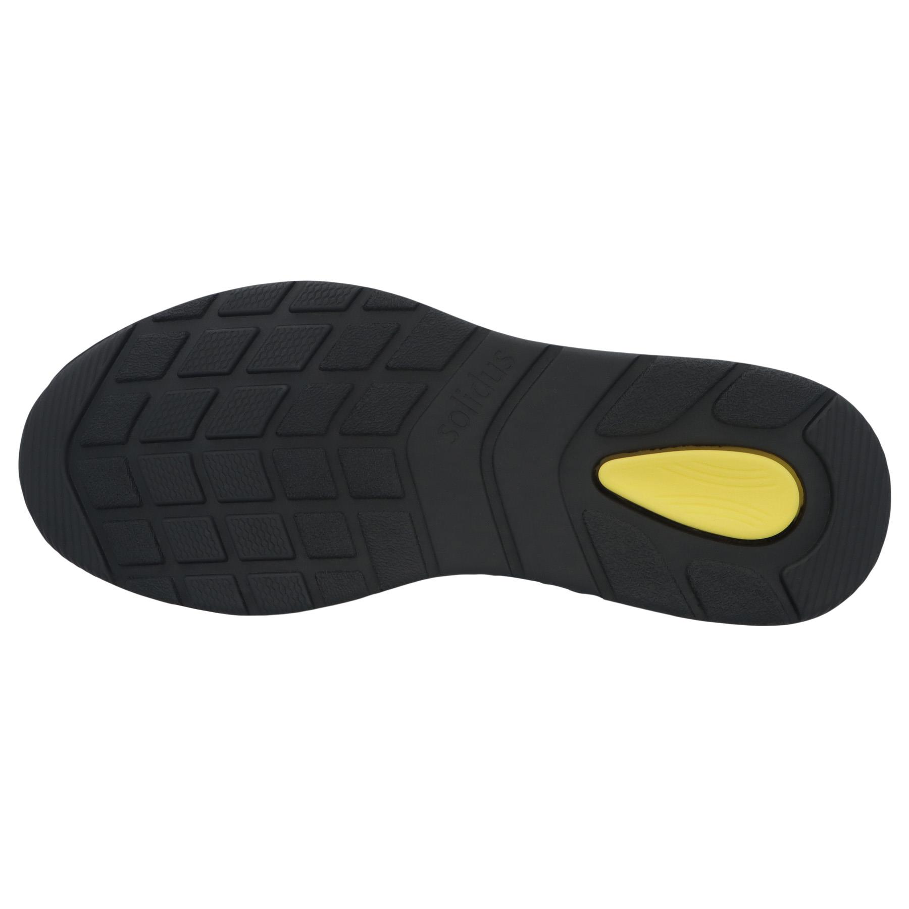 schwarze stiefel sohlenansicht