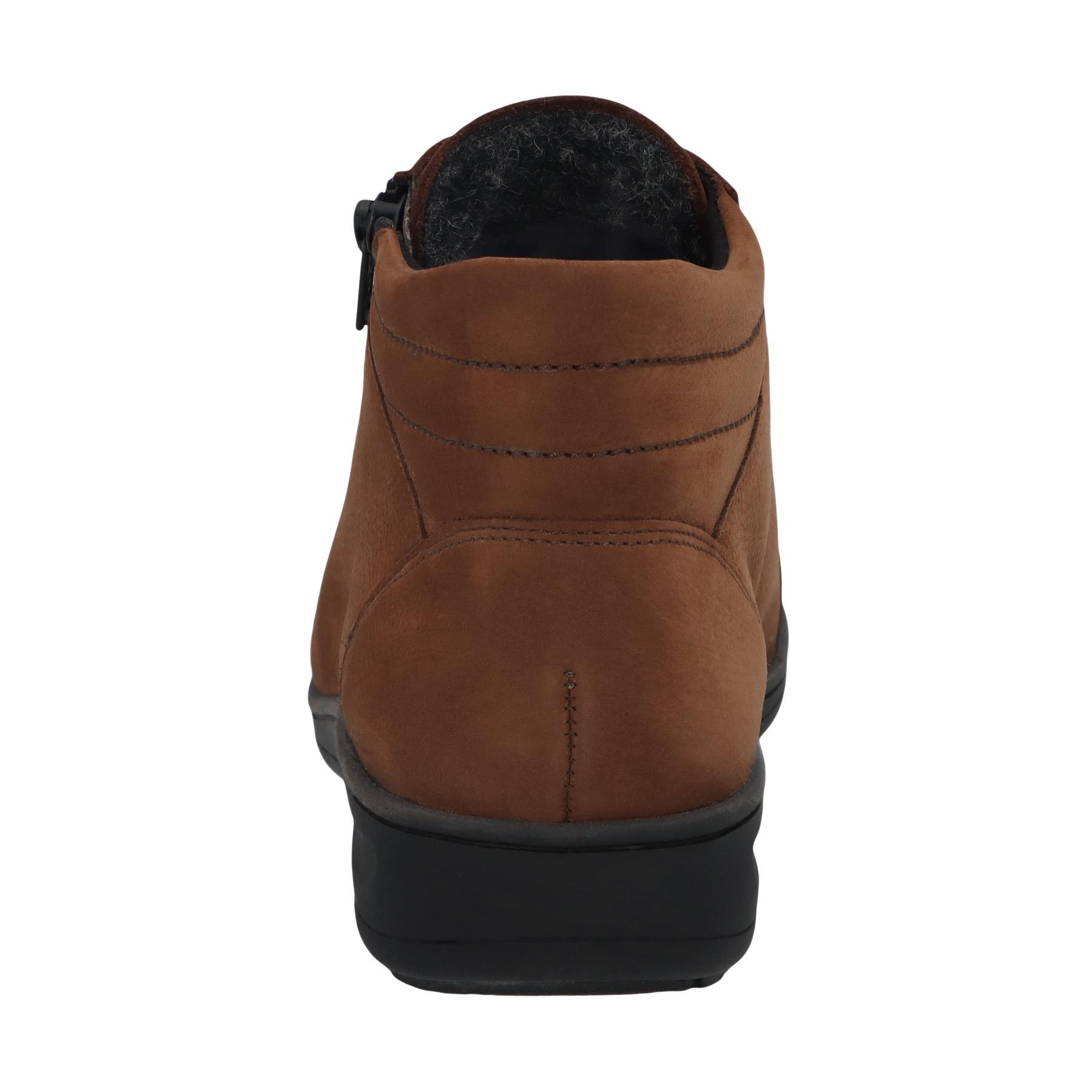 braune stiefel hinteransicht