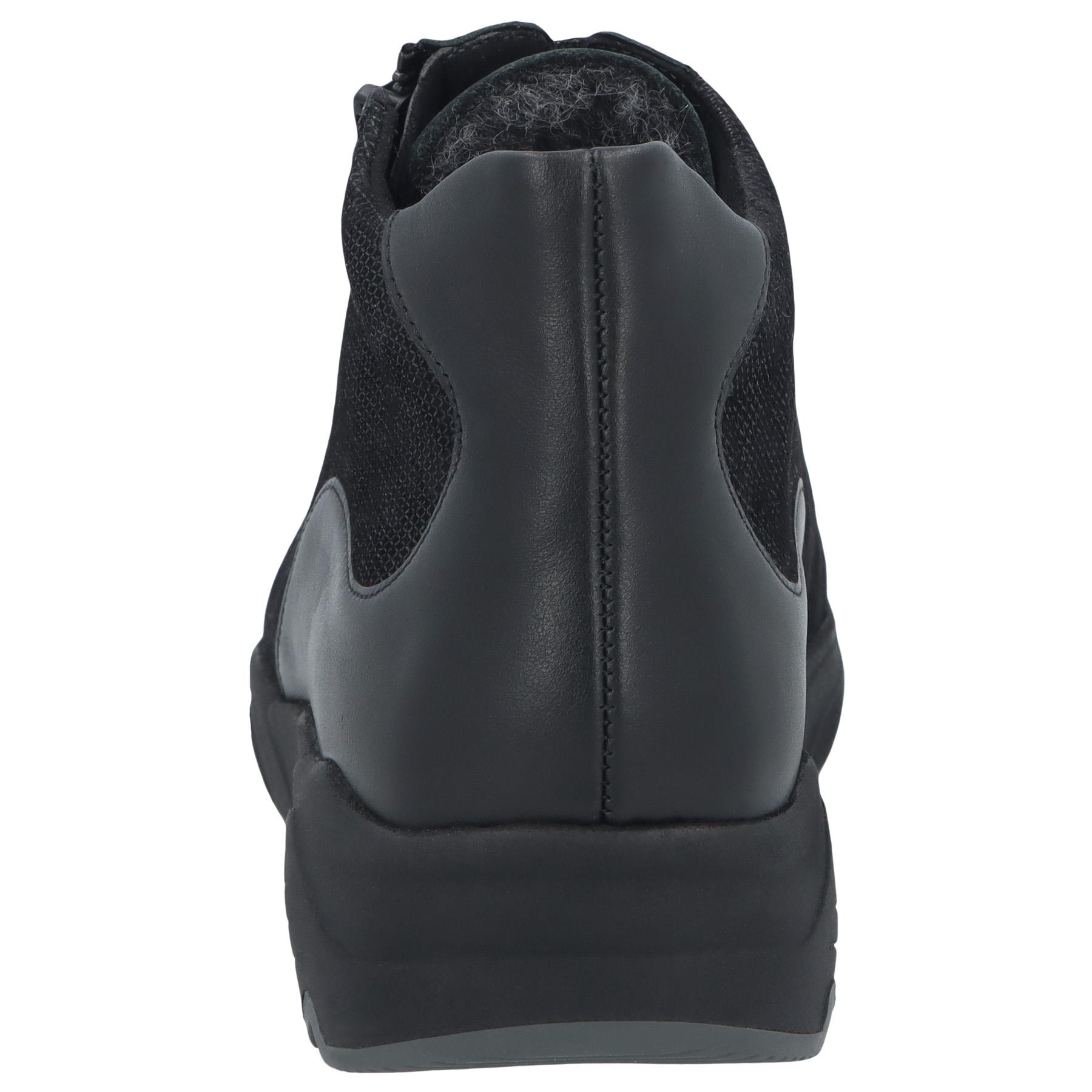 schwarze stiefel hinteransicht