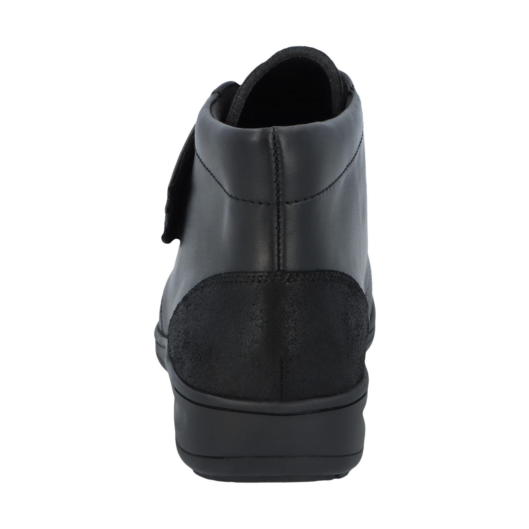 schwarze stiefel hinteransicht