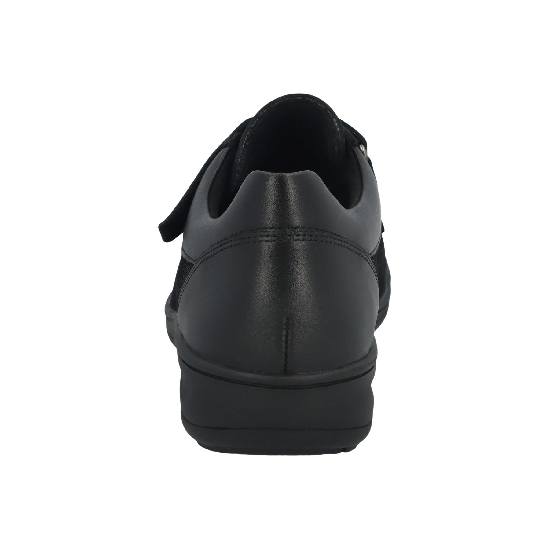 schwarze slipper hinteransicht