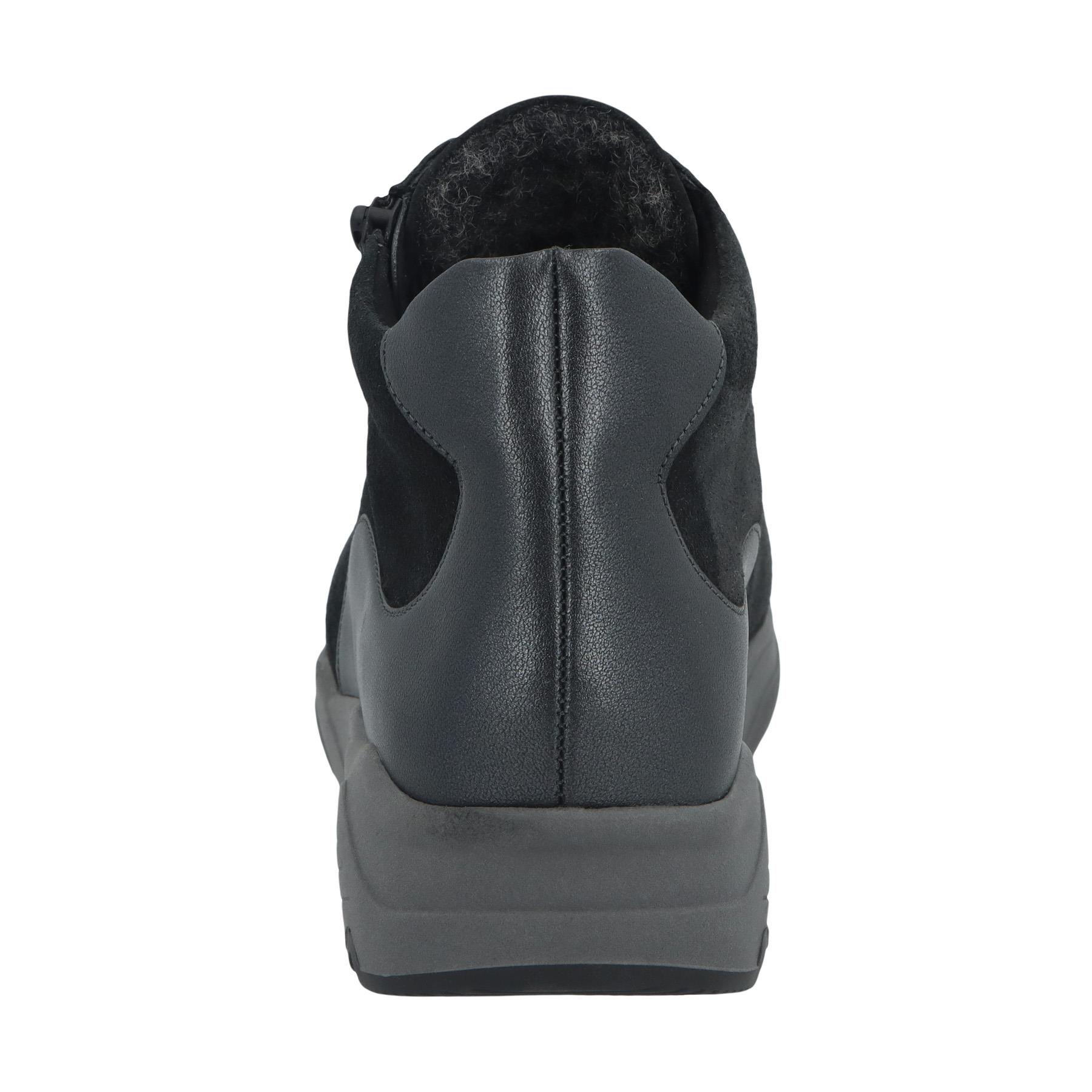 graue stiefel hinteransicht