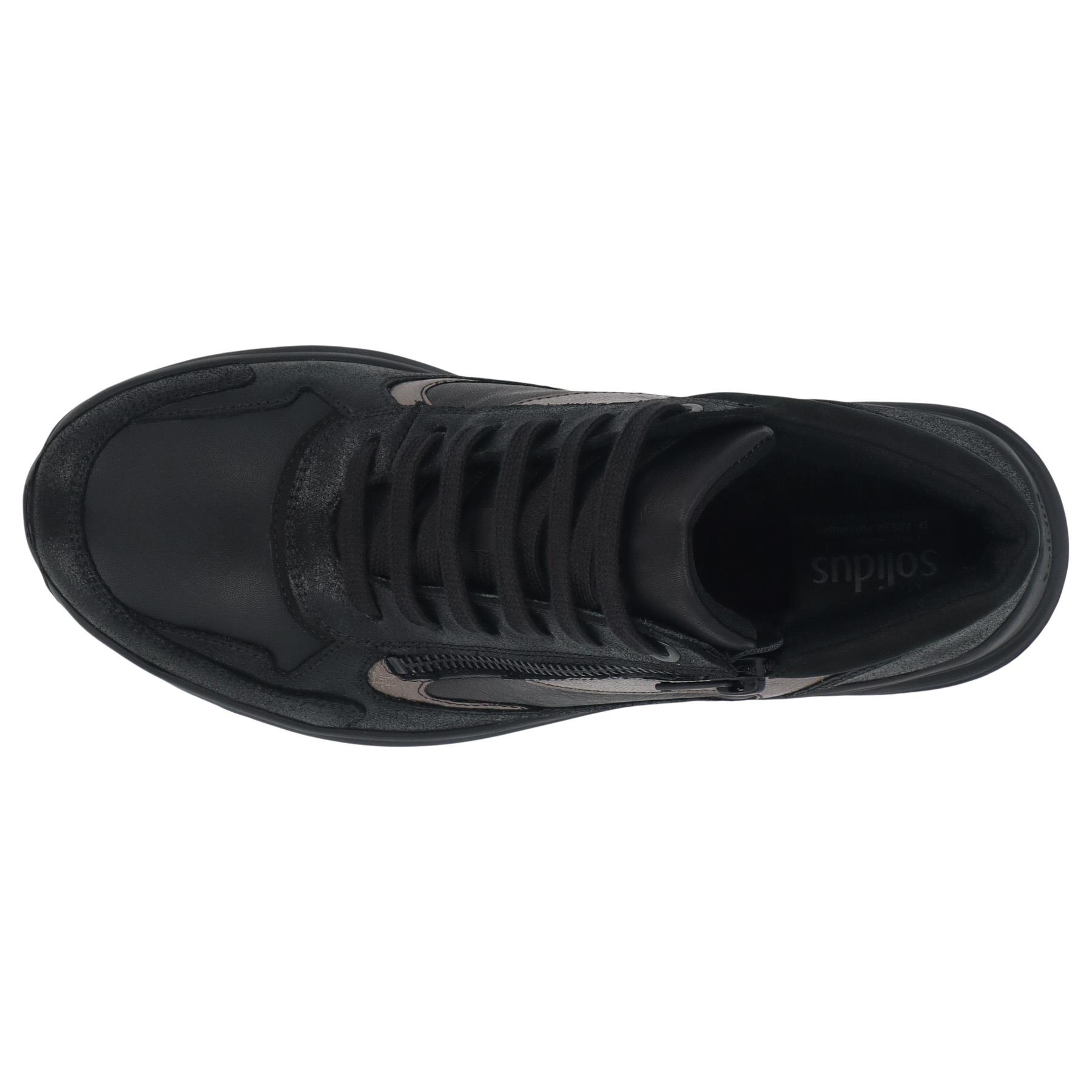 schwarze stiefel draufsicht