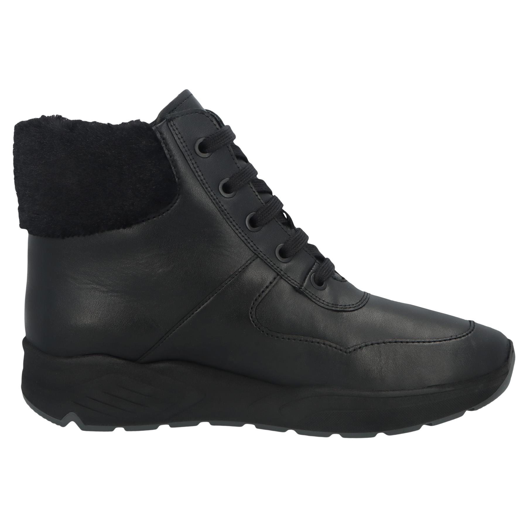 schwarze stiefel seitenansicht rechts