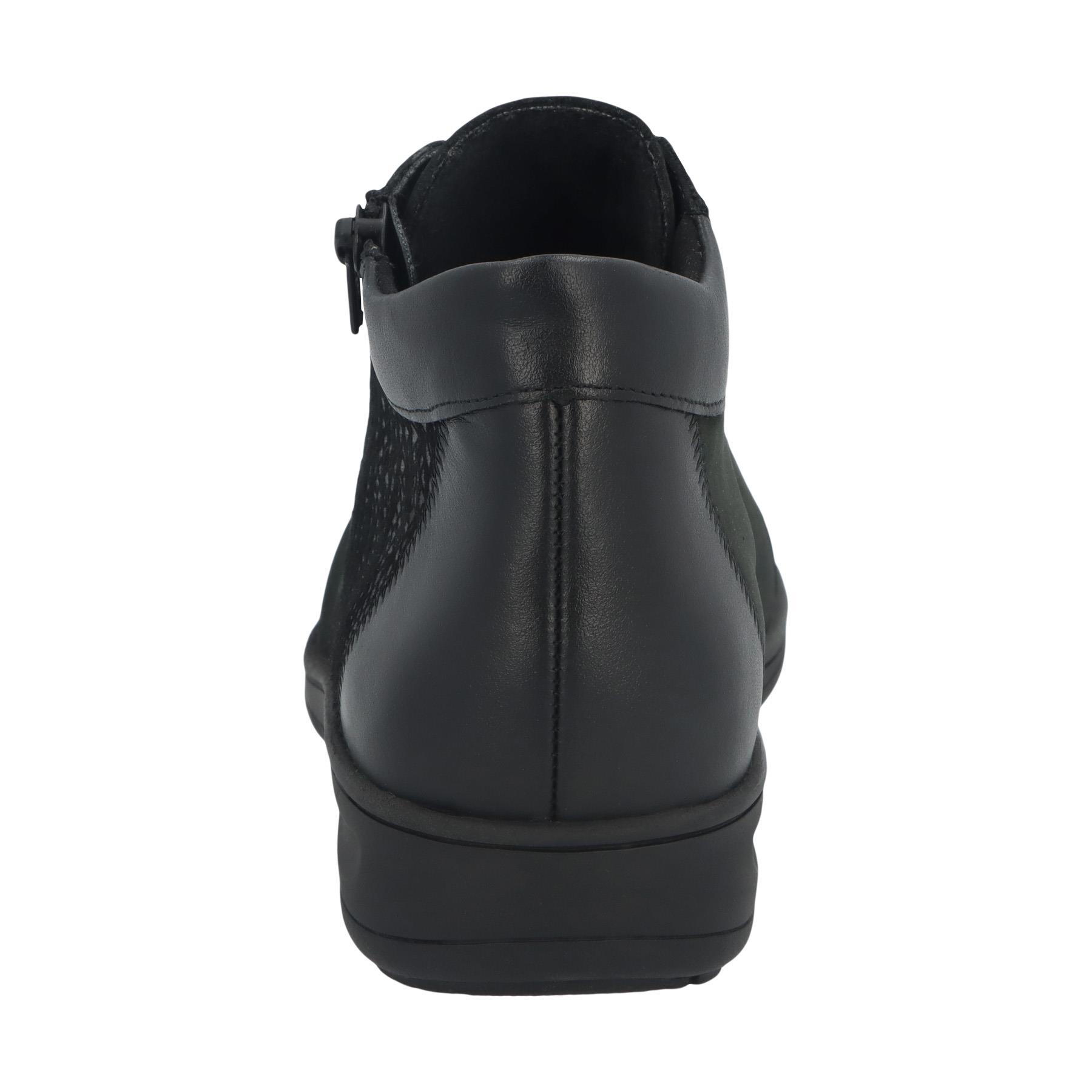 schwarze stiefel hinteransicht