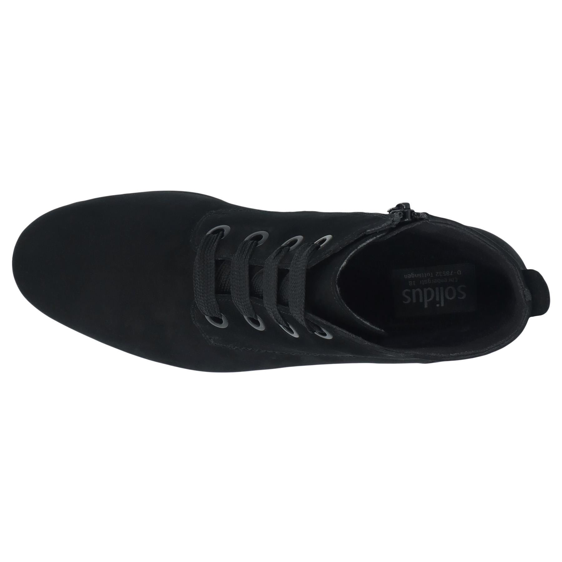 schwarze stiefel draufsicht