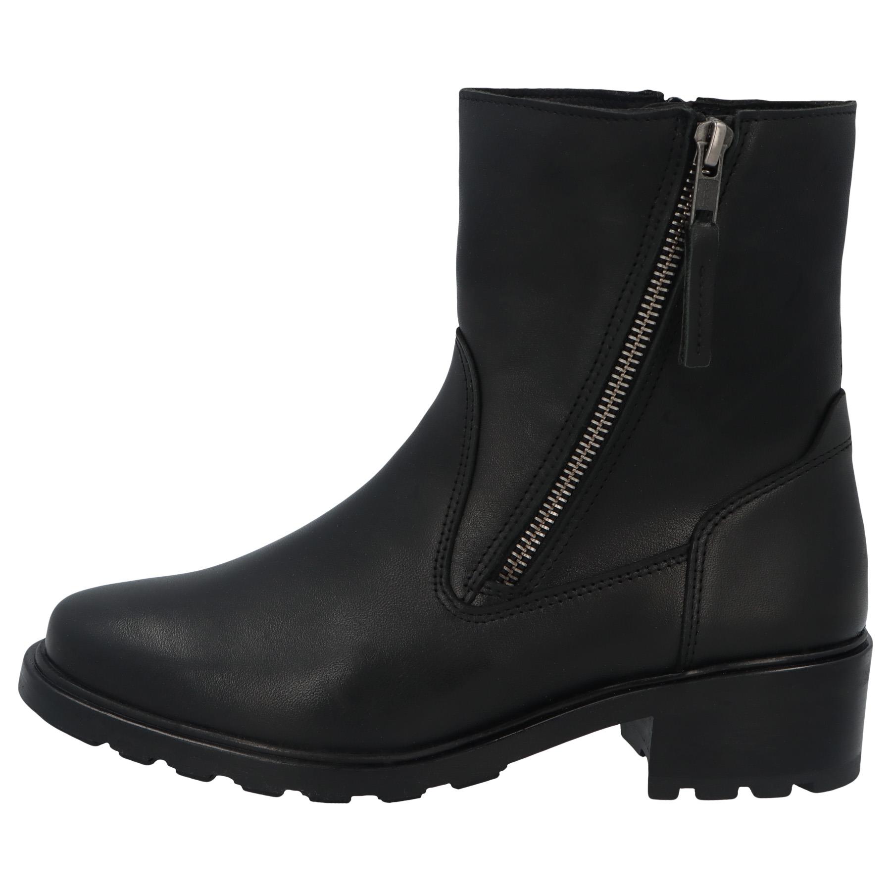 schwarze stiefel seitenansicht links