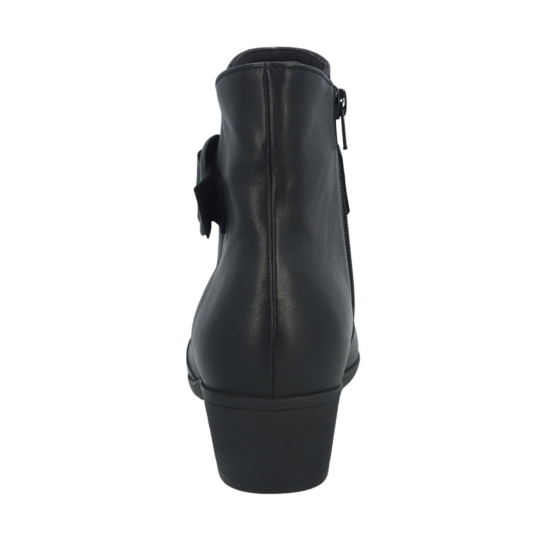 schwarze stiefel hinteransicht