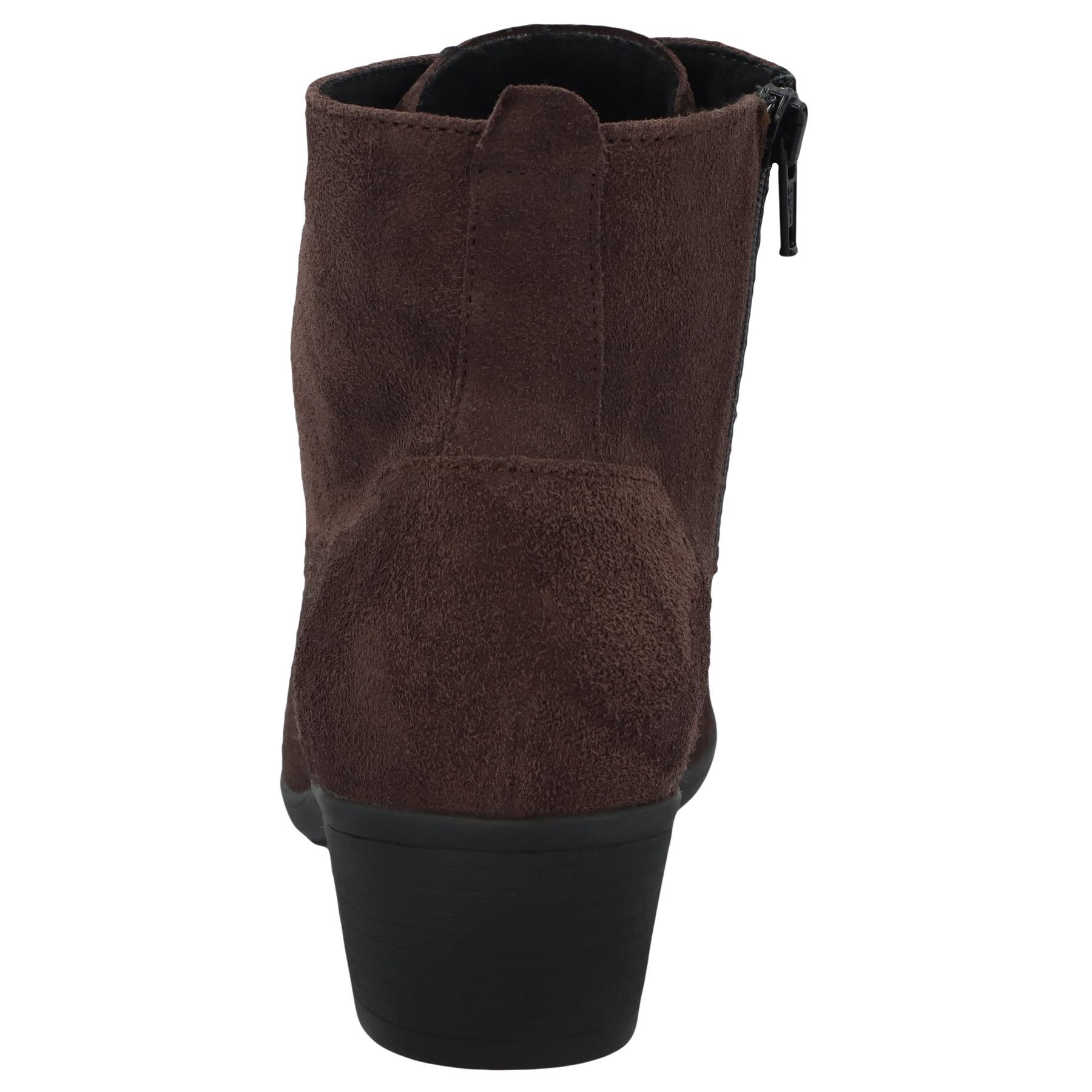 braune stiefel hinteransicht