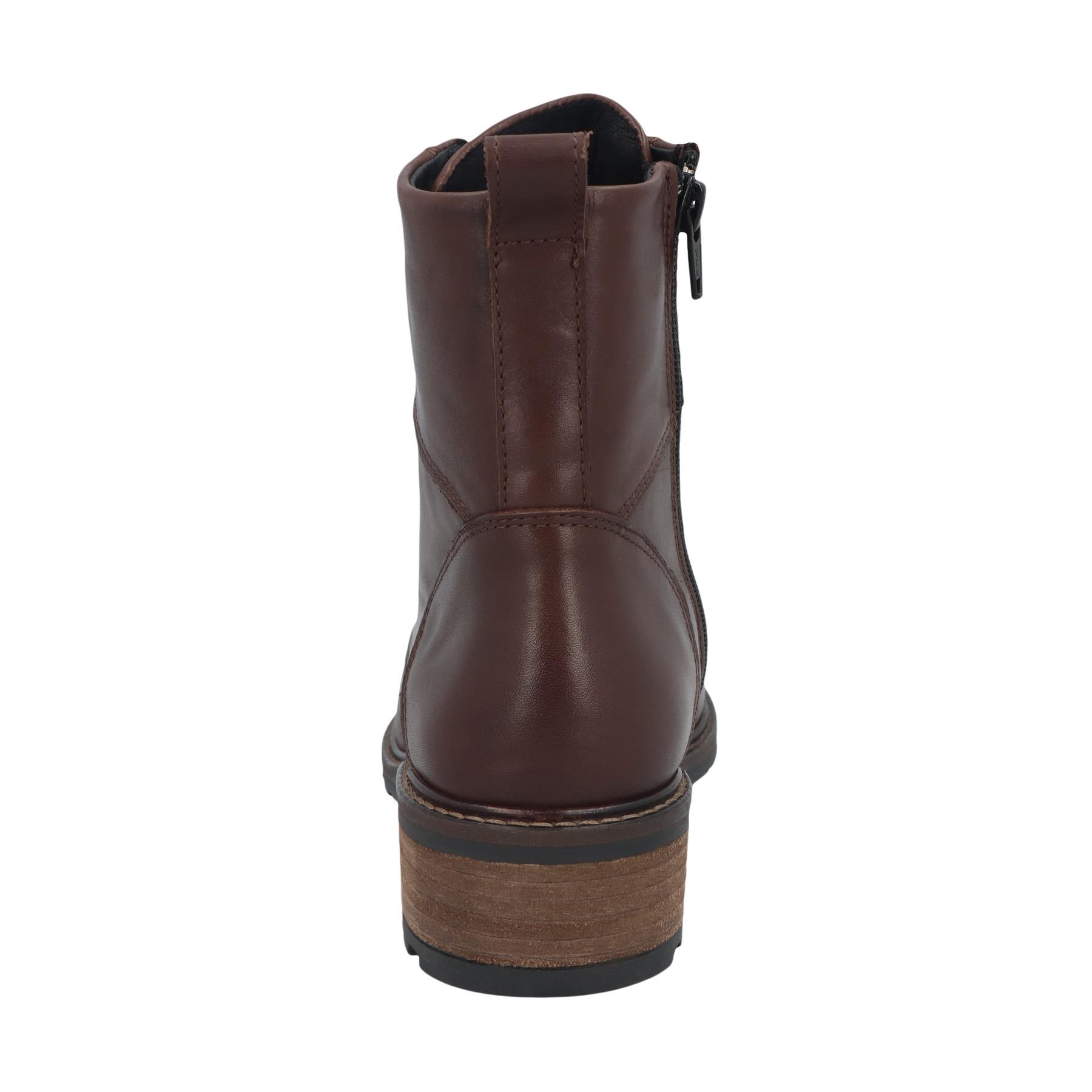 braune stiefel hinteransicht