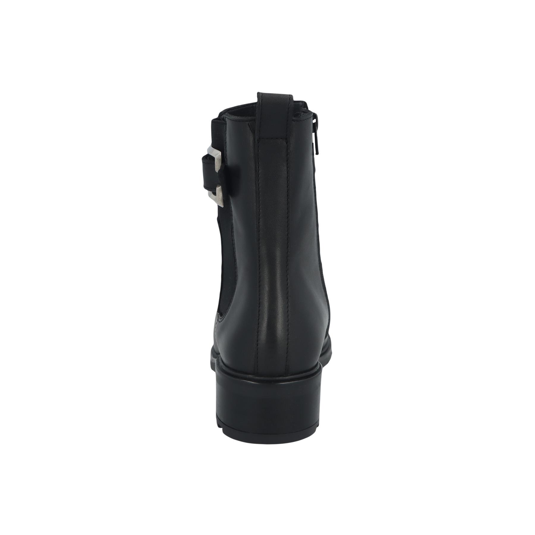schwarze stiefel hinteransicht