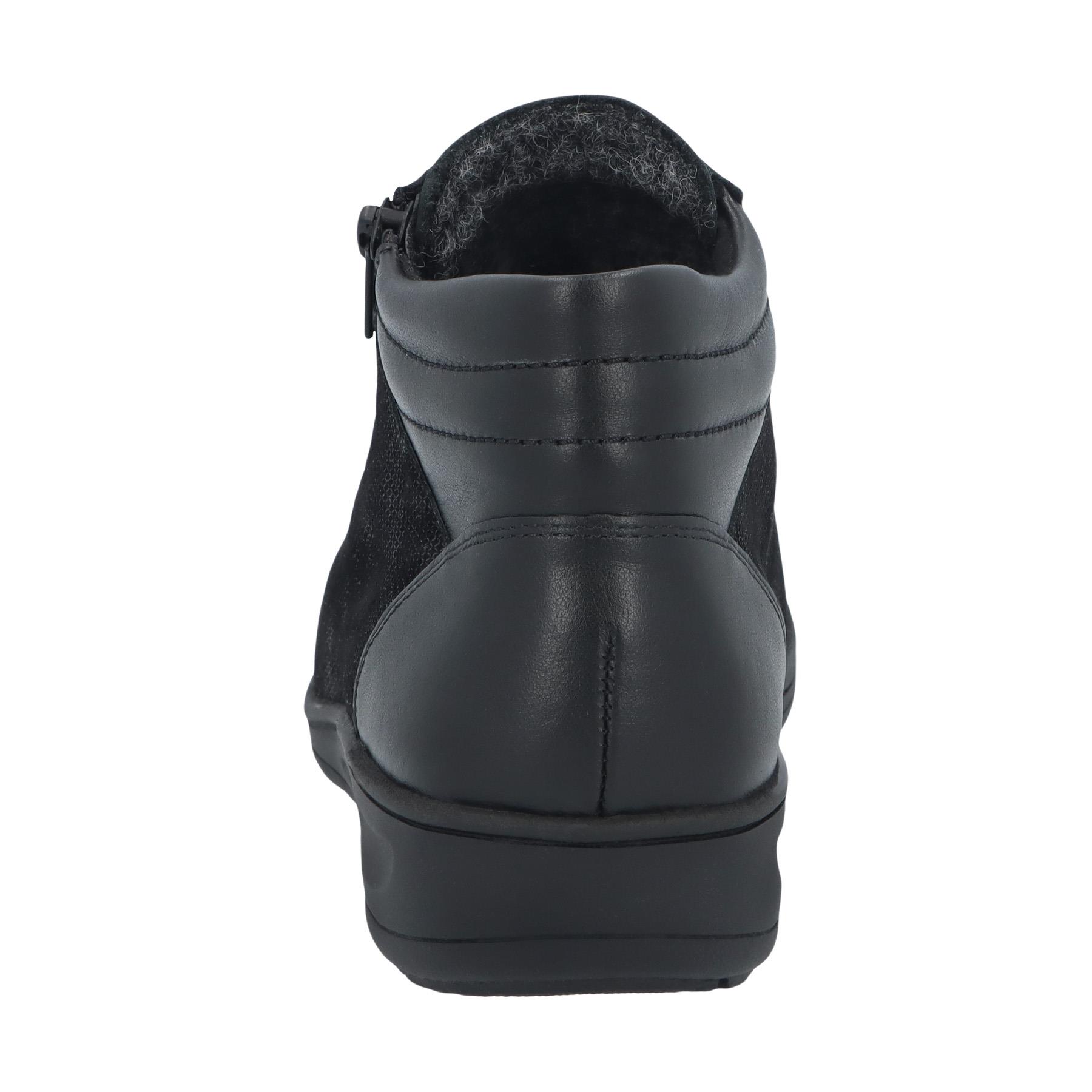 schwarze stiefel hinteransicht