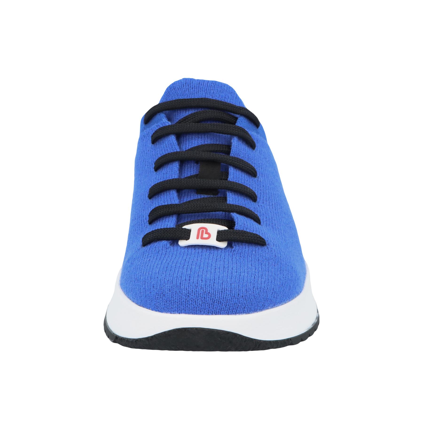 blaue sneaker vorderansicht