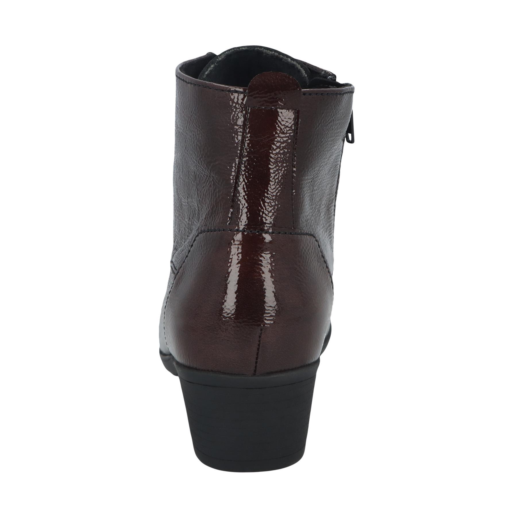braune stiefel hinteransicht