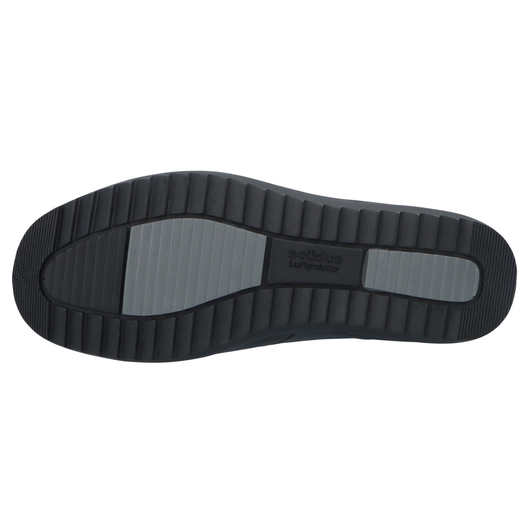 schwarze stiefel sohlenansicht