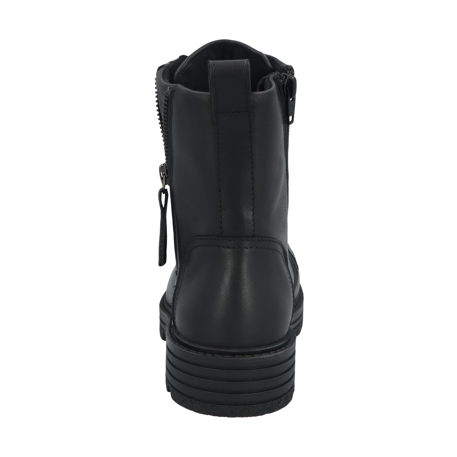 schwarze stiefel hinteransicht