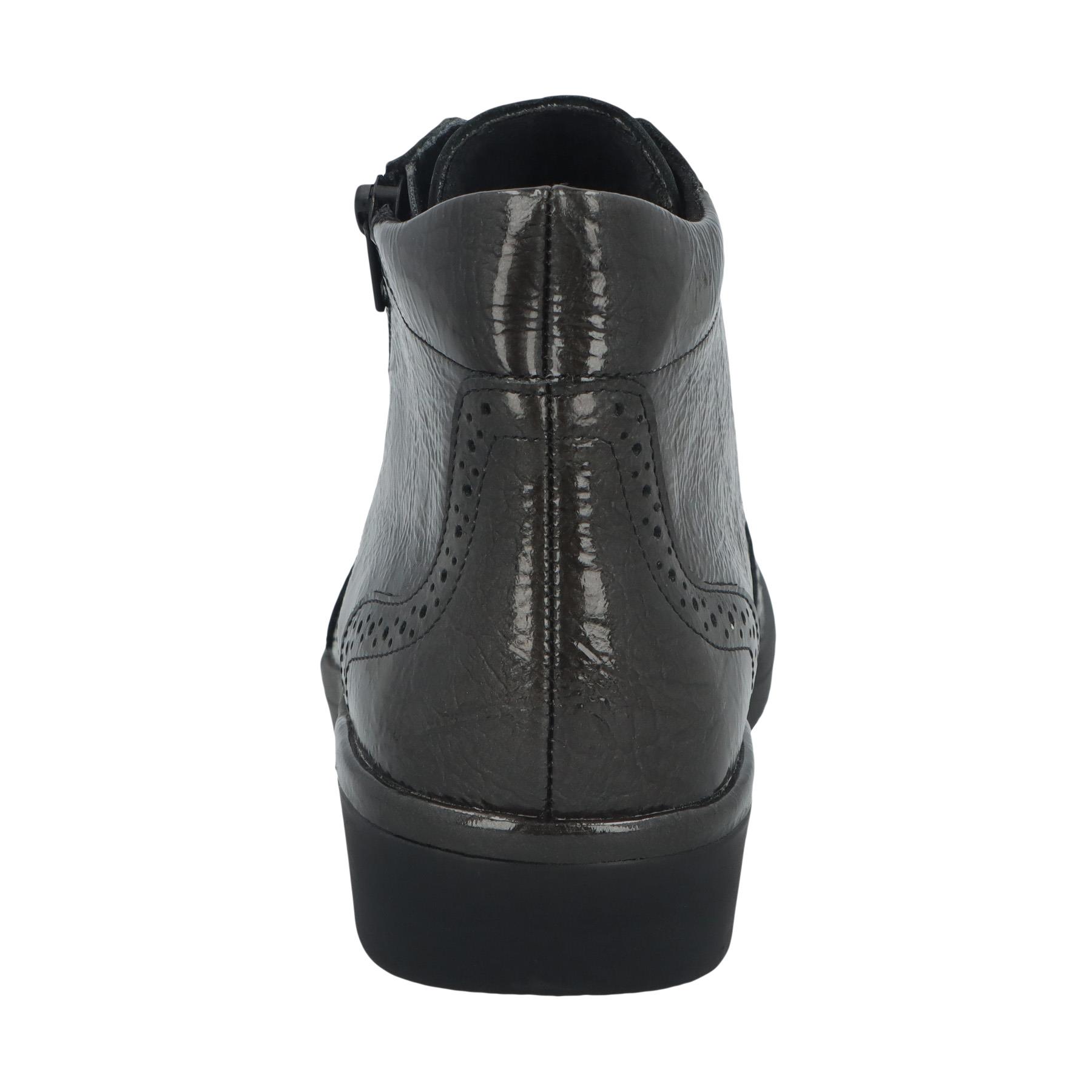 graue stiefel hinteransicht