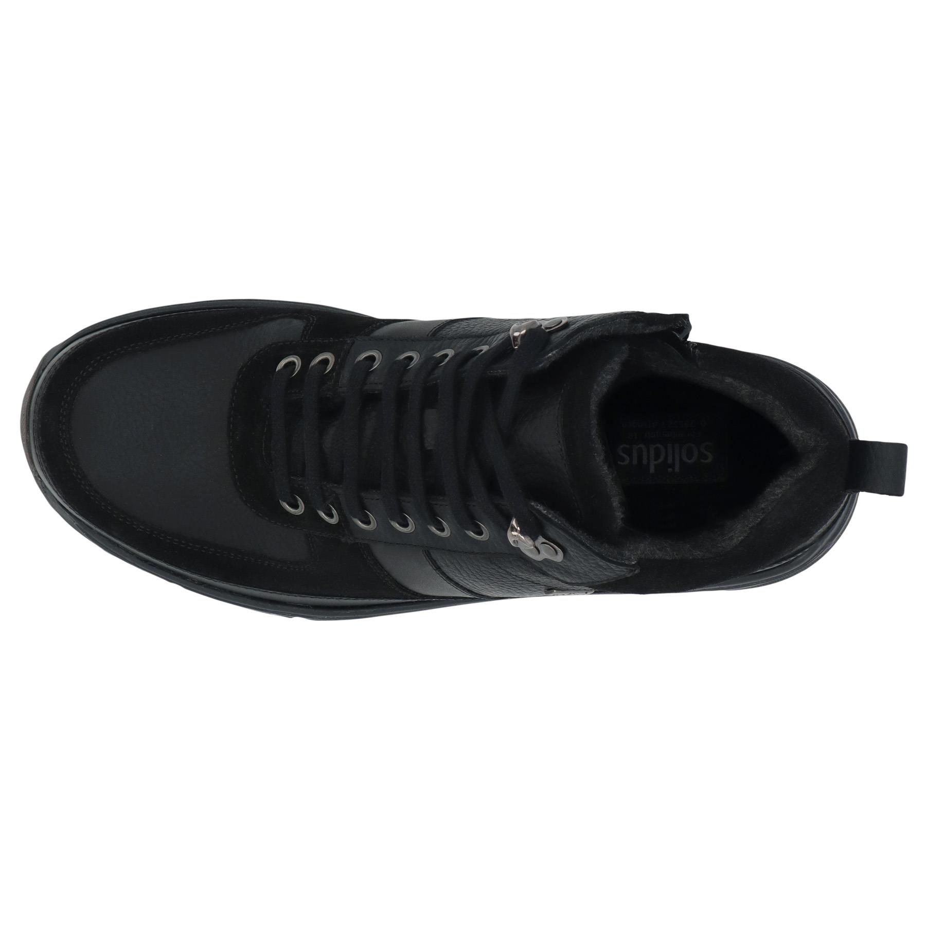 schwarze stiefel draufsicht