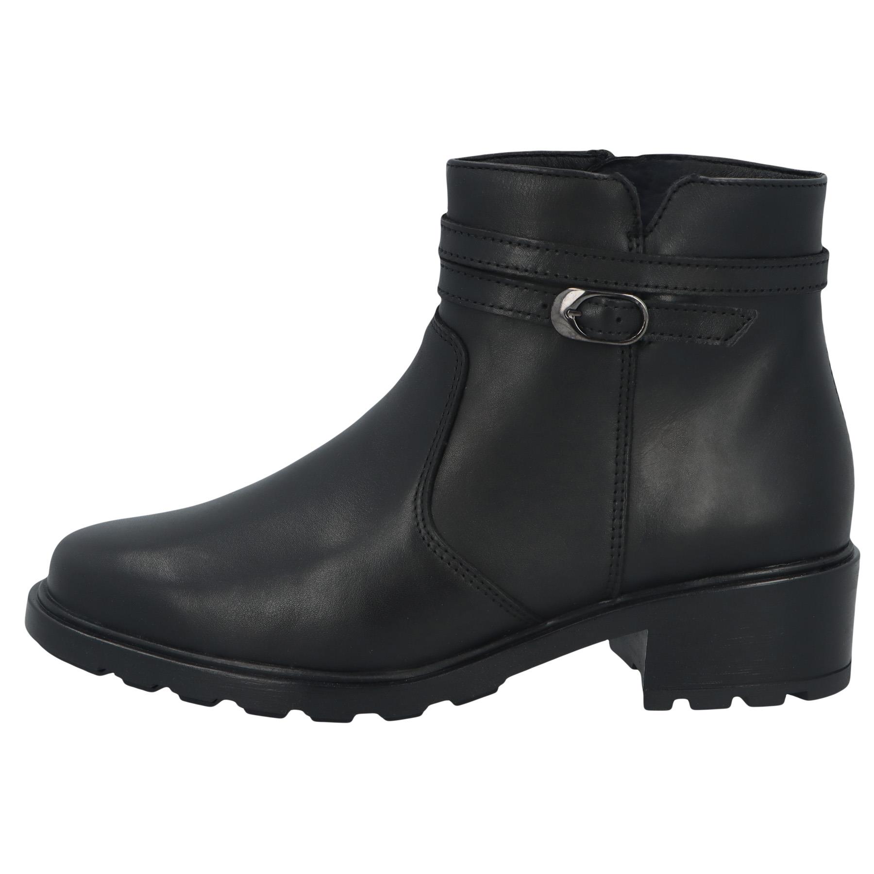 schwarze stiefel seitenansicht links