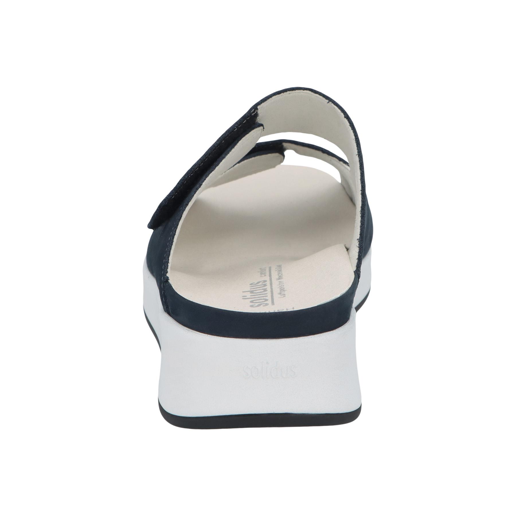 blaue pantolette hinteransicht