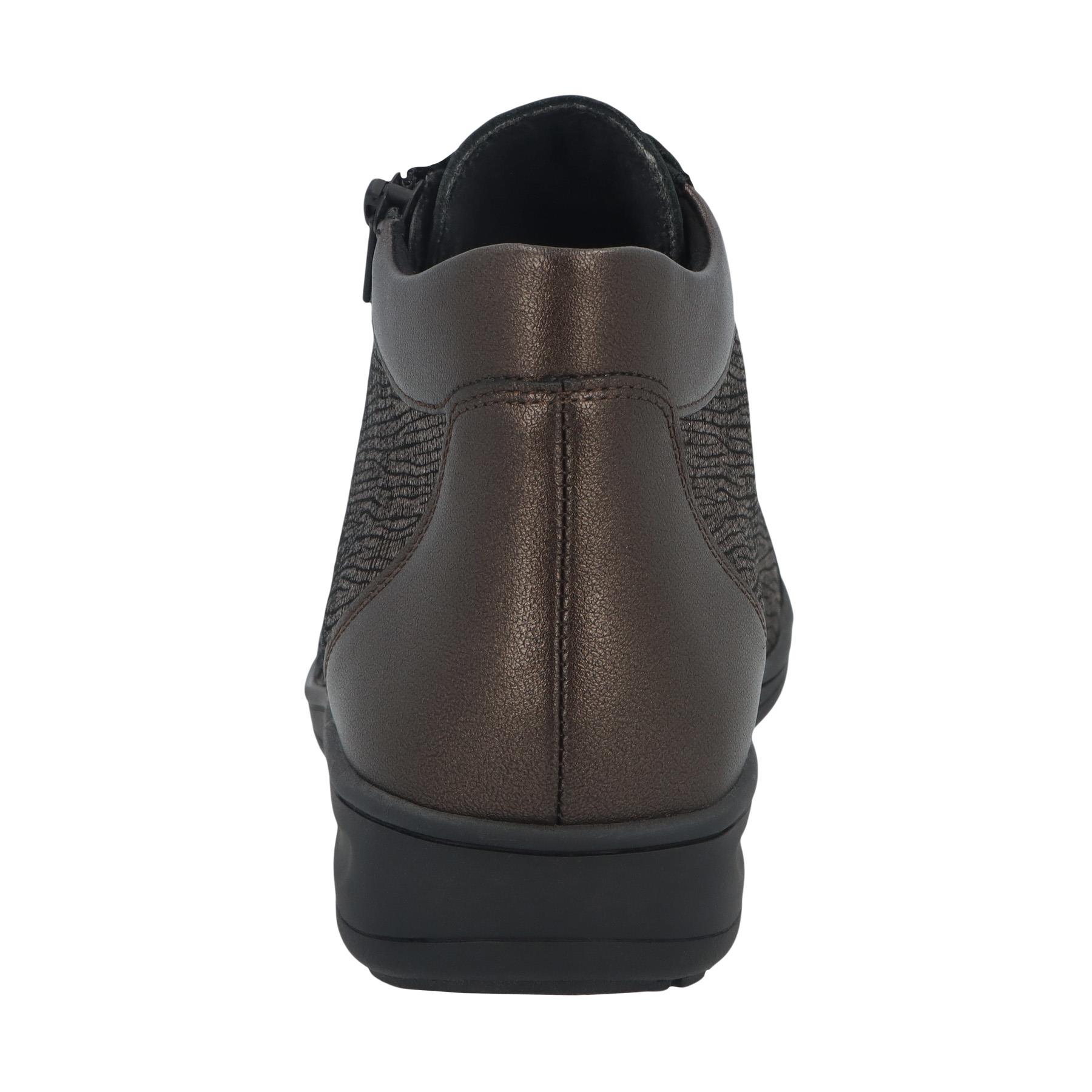 graue stiefel hinteransicht