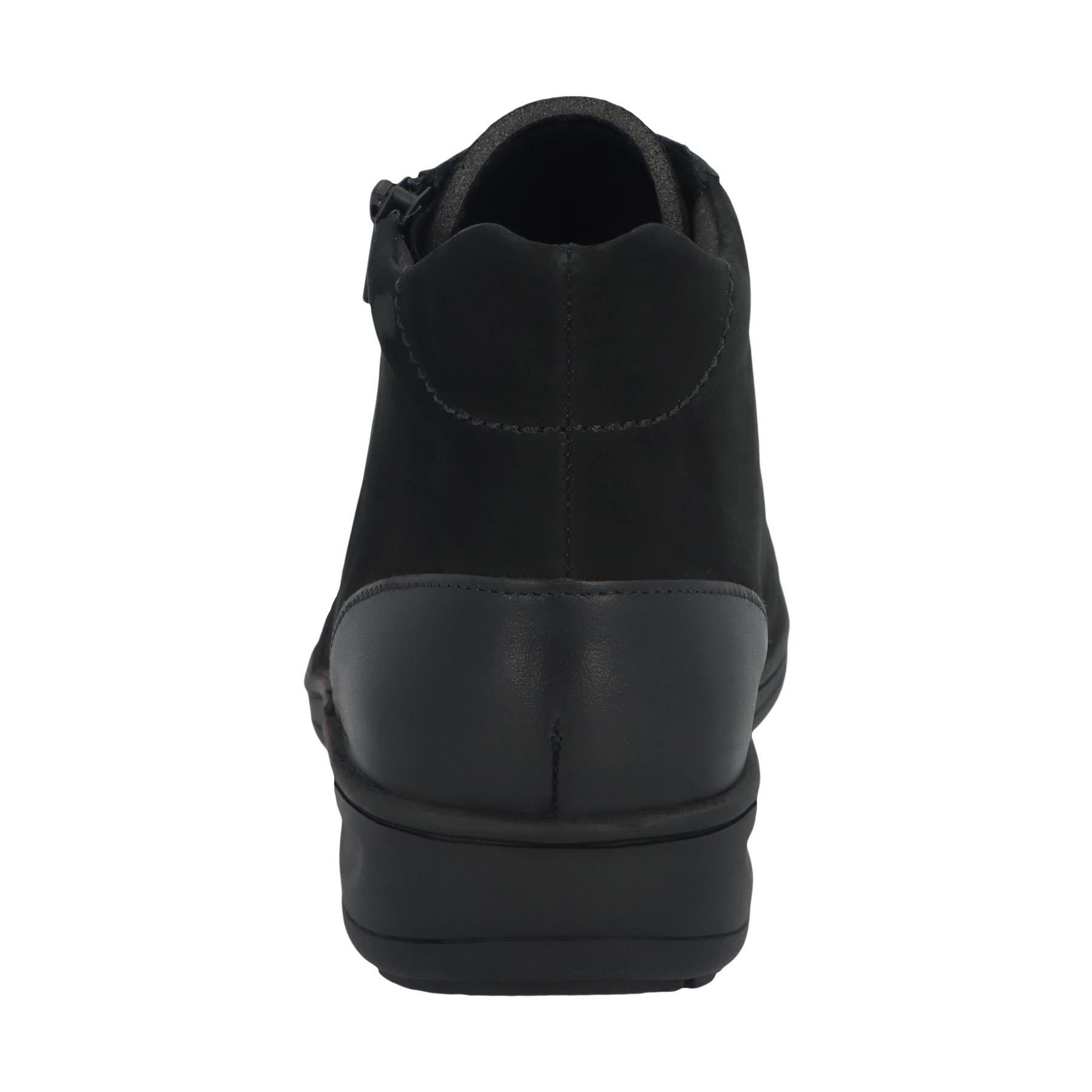 schwarze stiefel hinteransicht