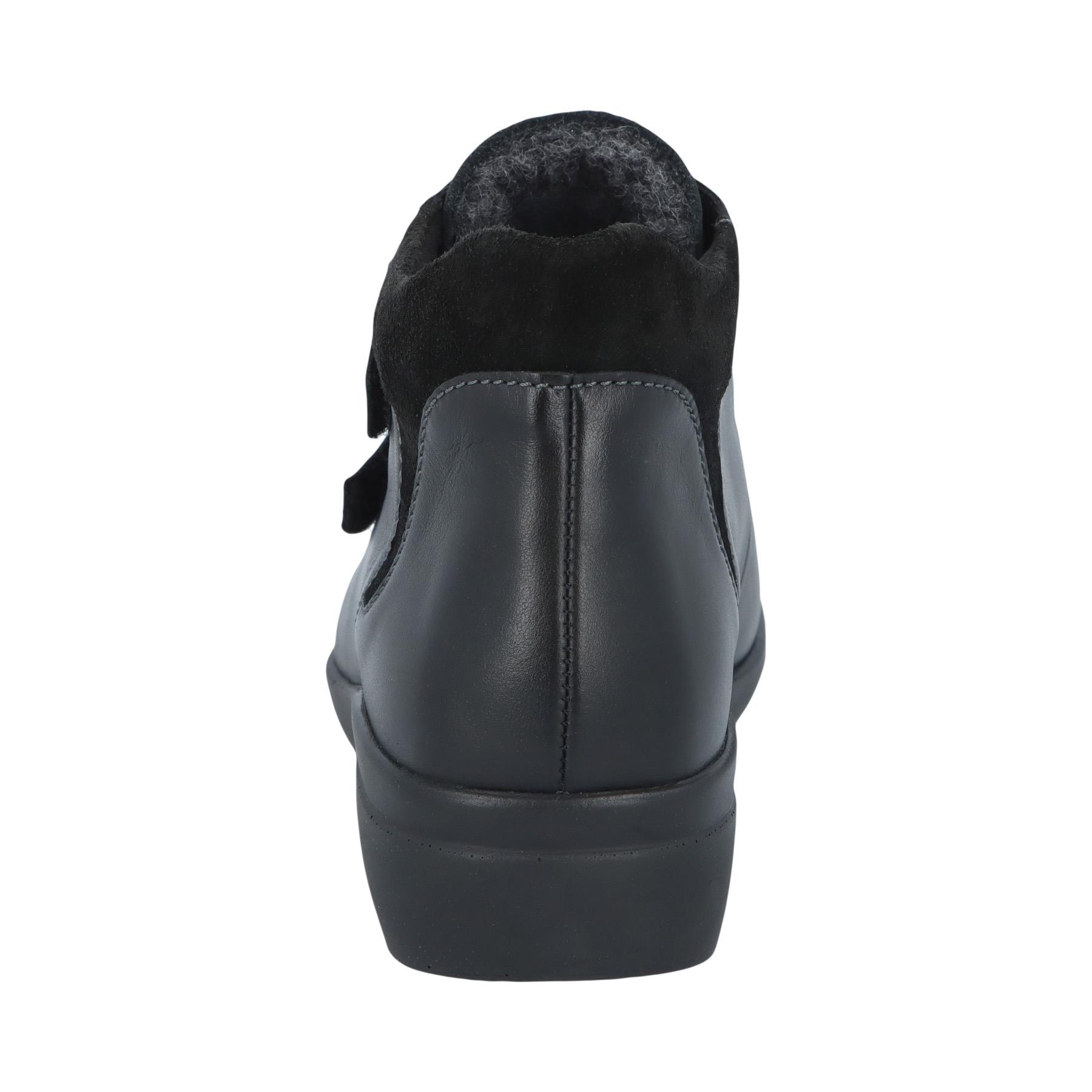 schwarze stiefel hinteransicht